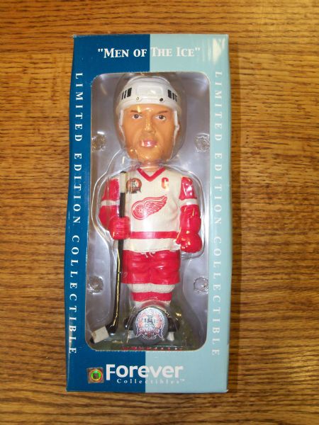 2002 Forever Collectibles Steve Yzerman 2002 Stanley Cup Bobble Head, Detroit Red Wings- #2255/5,000