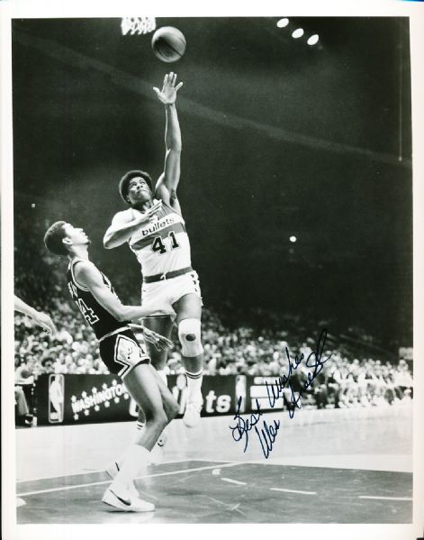 Wes Unseld Autographed Washington Bullets B/W Bskbl. 8” x 10” Photo