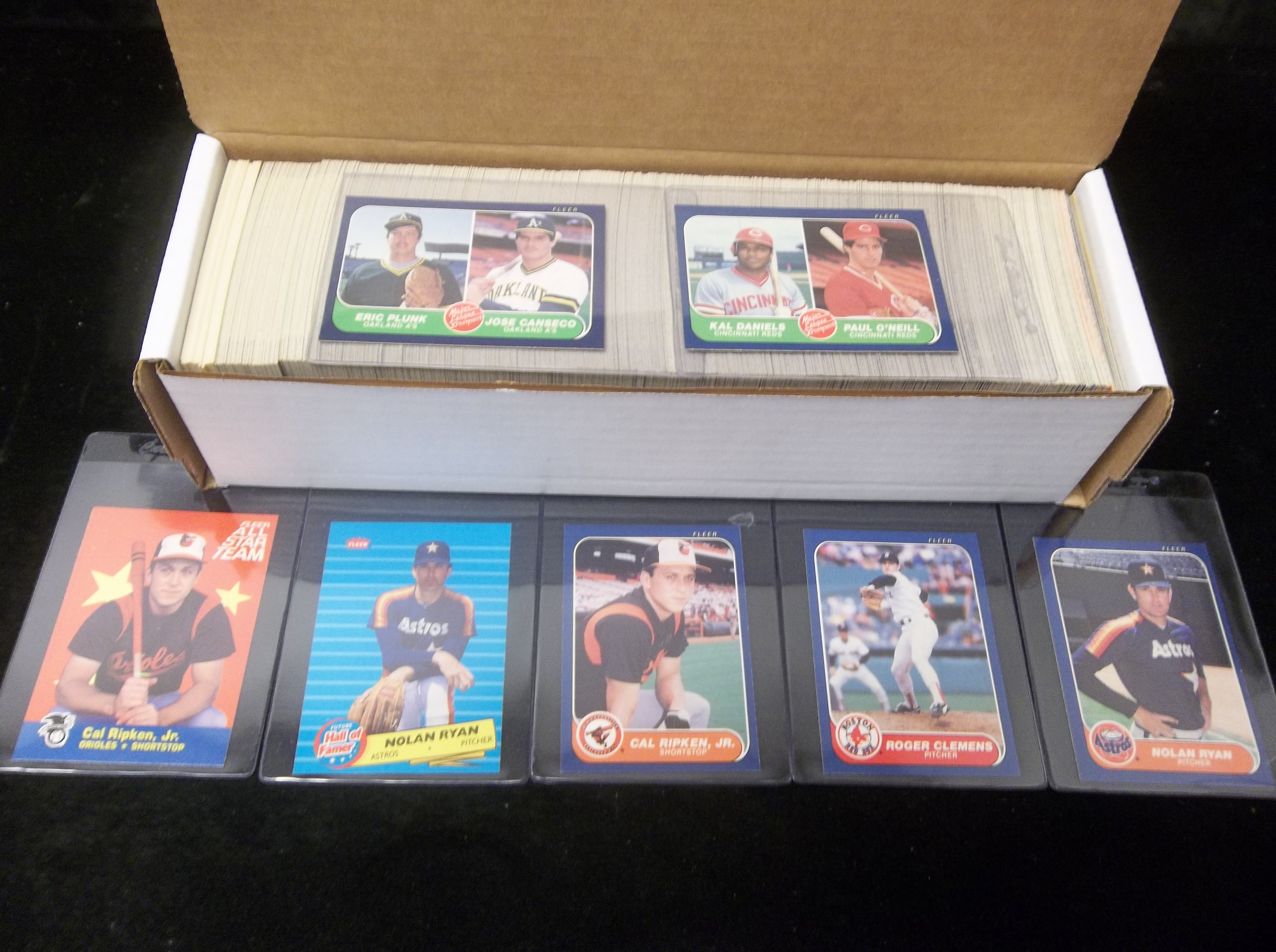 Lot Detail - 1986 Fleer Baseball Complete Set of 660 with 2 Diff ...