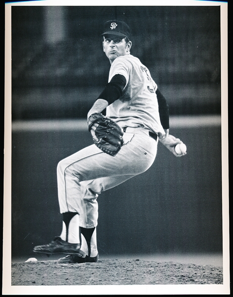 July 16, 1971 Gaylord Perry San Francisco Giants MLB B/W 7” x 9” Game Action Photo