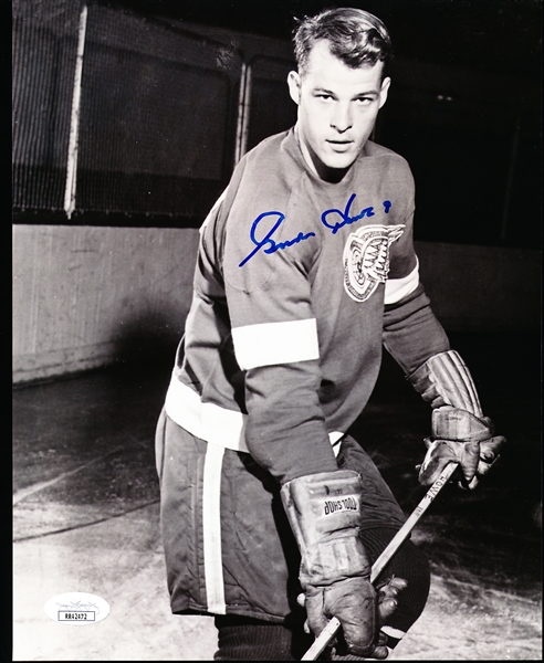 Autographed Gordie Howe Detroit Red Wings NHL B/W 8” x 10” Photo- JSA Certified