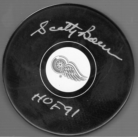Autographed Scotty Bowman Detroit Red Wings Official NHL Logo Puck- Beckett Certified