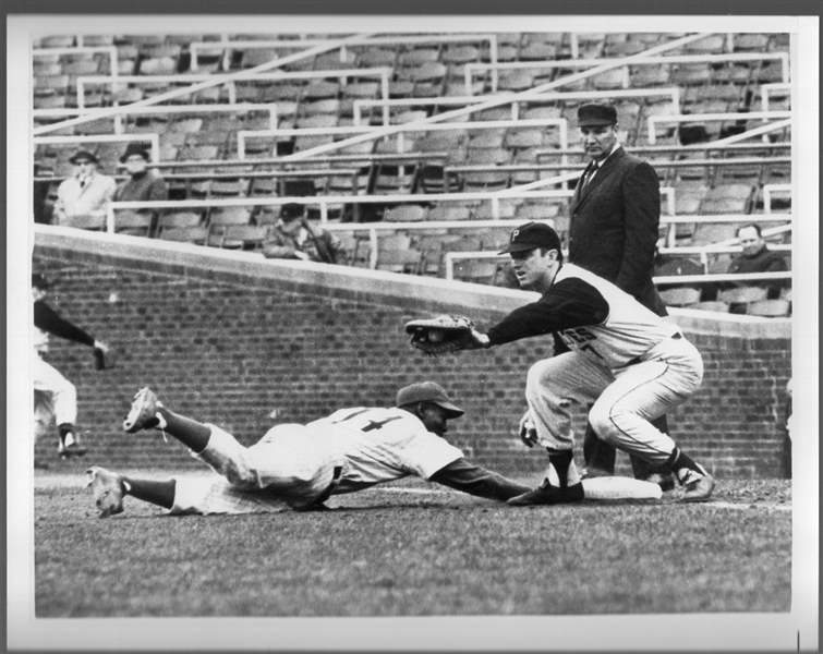 April 18, 1962 Sport Magazine/ UPI Ernie Banks Chicago Cubs MLB Game Action B/W 7” x 9” Photo